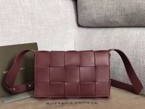 Bottega Veneta Cassette Bag in Maxi Intreccio Bordeaux