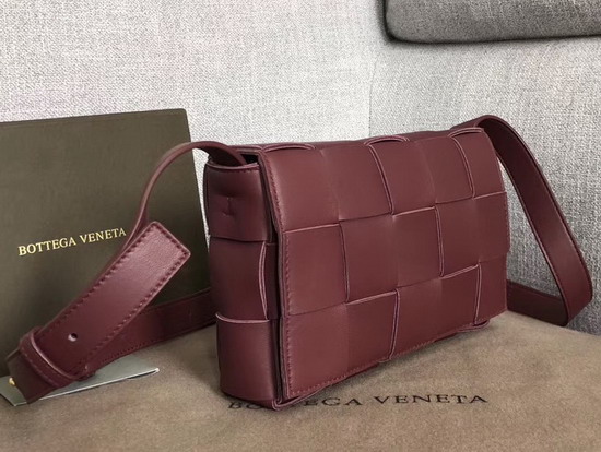 Bottega Veneta Cassette Bag in Maxi Intreccio Bordeaux