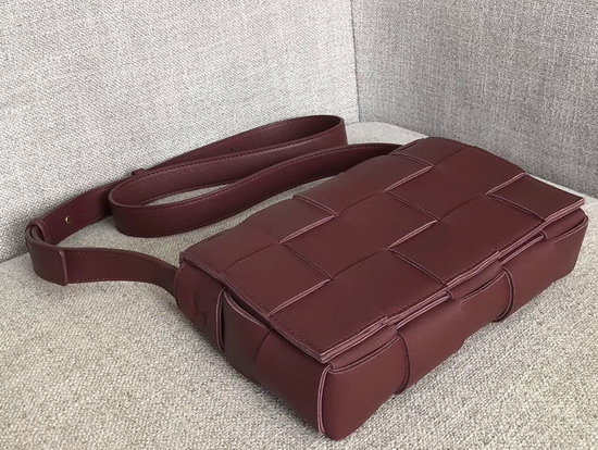 Bottega Veneta Cassette Bag in Maxi Intreccio Bordeaux