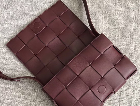 Bottega Veneta Cassette Bag in Maxi Intreccio Bordeaux