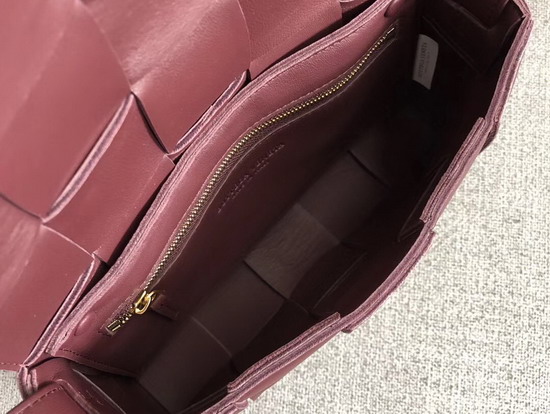 Bottega Veneta Cassette Bag in Maxi Intreccio Bordeaux