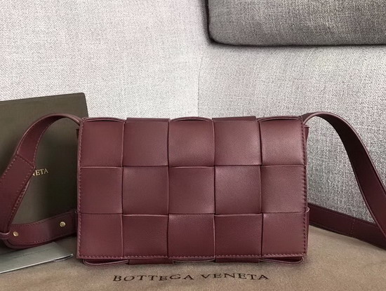 Bottega Veneta Cassette Bag in Maxi Intreccio Bordeaux