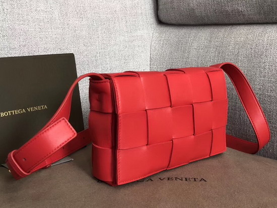 Bottega Veneta Cassette Bag in Maxi Intreccio Bright Red