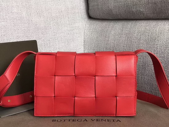 Bottega Veneta Cassette Bag in Maxi Intreccio Bright Red