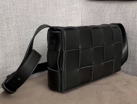 Bottega Veneta Cassette Bag in Maxi Intreccio Nero