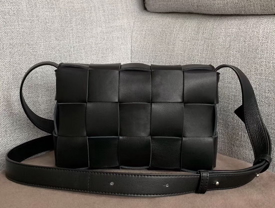 Bottega Veneta Cassette Bag in Maxi Intreccio Nero