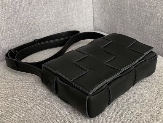 Bottega Veneta Cassette Bag in Maxi Intreccio Nero