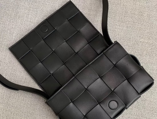 Bottega Veneta Cassette Bag in Maxi Intreccio Nero