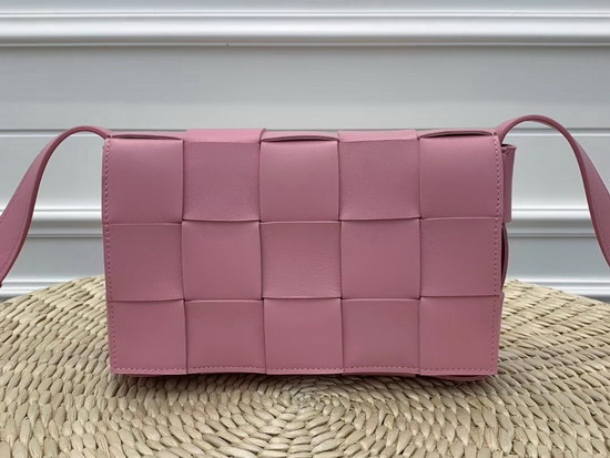 Bottega Veneta Cassette Bag in Maxi Intreccio Rosa