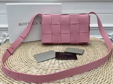 Bottega Veneta Cassette Bag in Maxi Intreccio Rosa