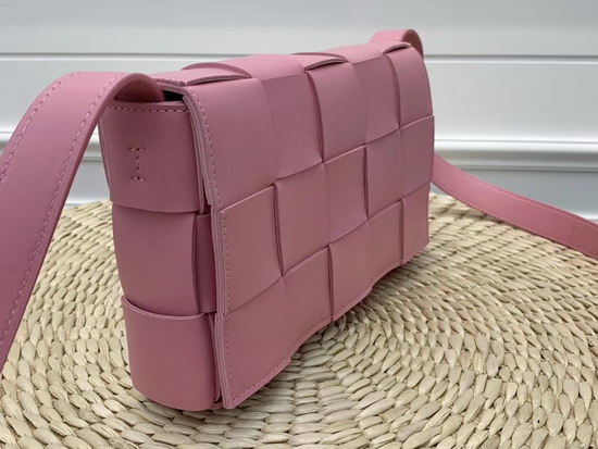 Bottega Veneta Cassette Bag in Maxi Intreccio Rosa