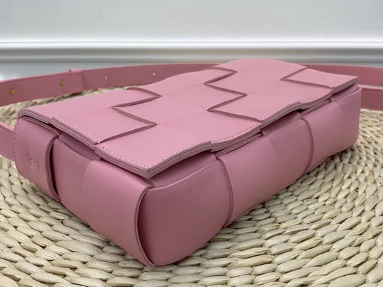 Bottega Veneta Cassette Bag in Maxi Intreccio Rosa