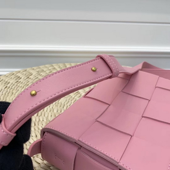 Bottega Veneta Cassette Bag in Maxi Intreccio Rosa