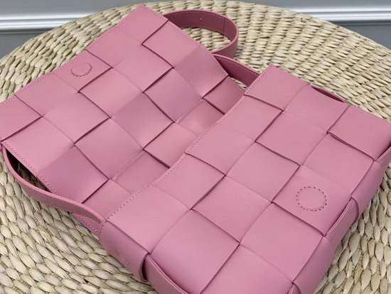 Bottega Veneta Cassette Bag in Maxi Intreccio Rosa