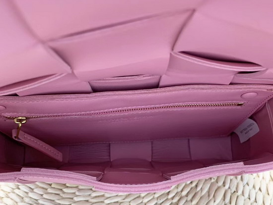 Bottega Veneta Cassette Bag in Maxi Intreccio Rosa