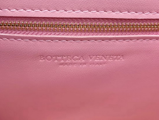 Bottega Veneta Cassette Bag in Maxi Intreccio Rosa