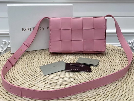 Bottega Veneta Cassette Bag in Maxi Intreccio Rosa