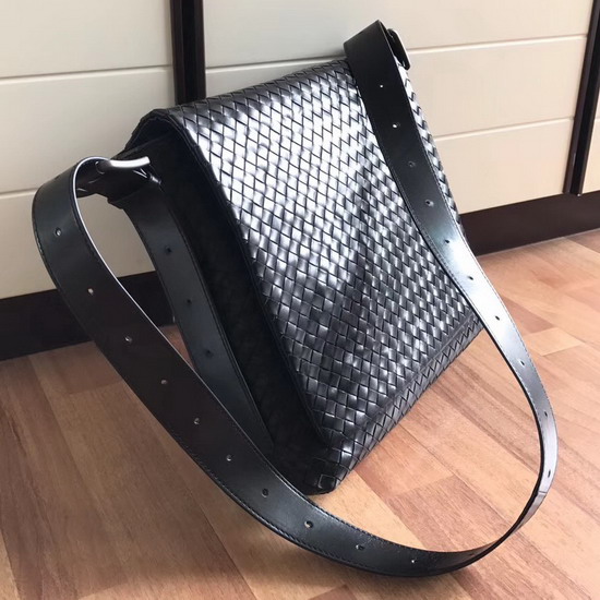 Bottega Veneta Intrecciato Calf Messenger Bag in Black