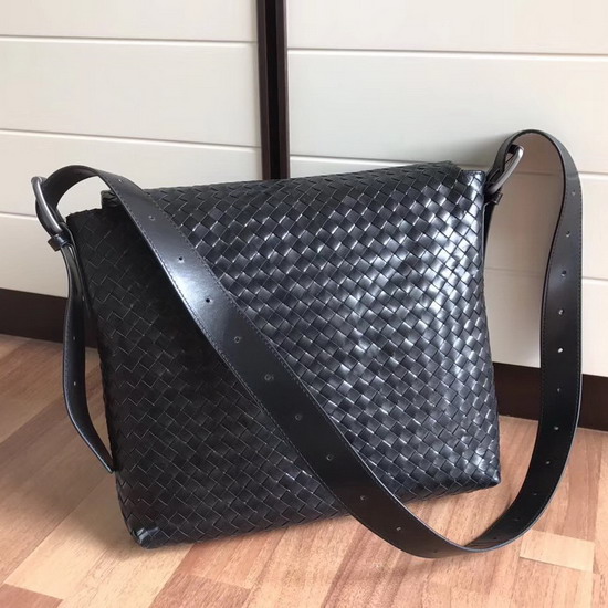 Bottega Veneta Intrecciato Calf Messenger Bag in Black