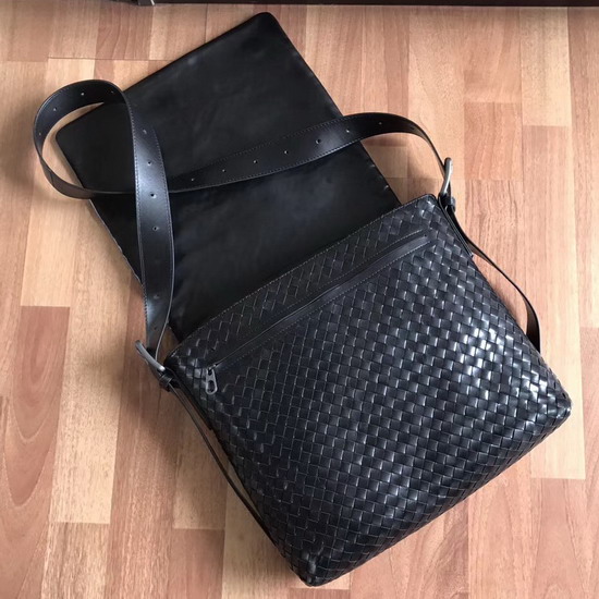 Bottega Veneta Intrecciato Calf Messenger Bag in Black