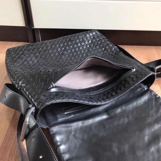 Bottega Veneta Intrecciato Calf Messenger Bag in Black