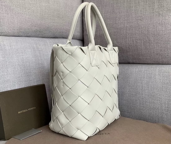 Bottega Veneta Maxi Cabat 30 in Blanc Nappa Lambskin