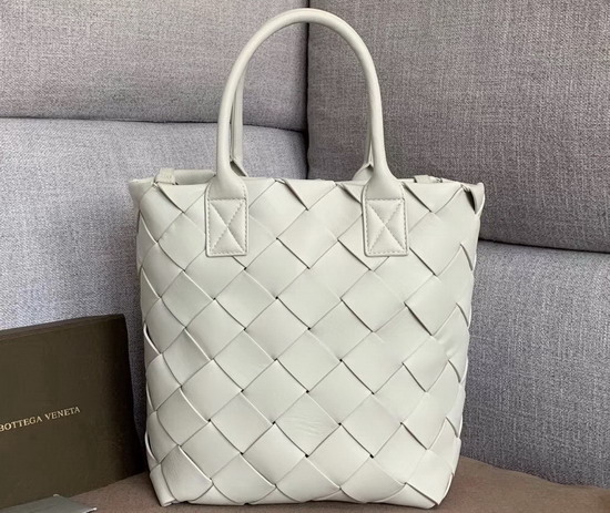 Bottega Veneta Maxi Cabat 30 in Blanc Nappa Lambskin