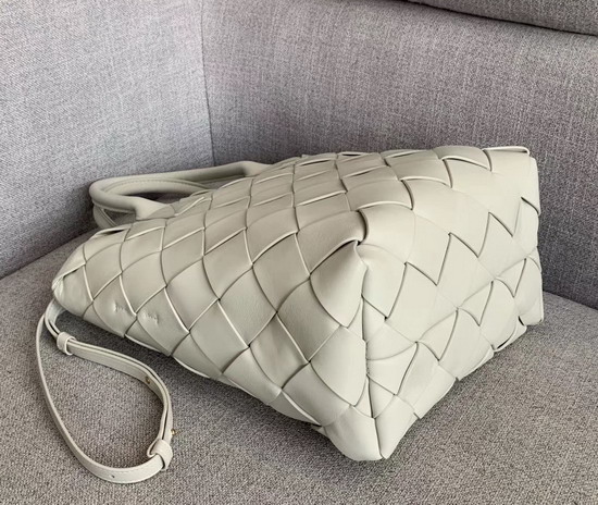 Bottega Veneta Maxi Cabat 30 in Blanc Nappa Lambskin