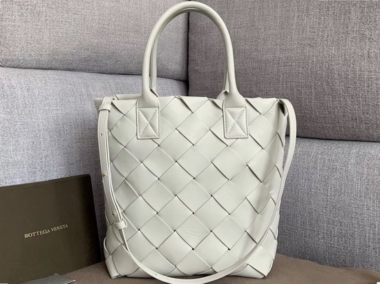 Bottega Veneta Maxi Cabat 30 in Blanc Nappa Lambskin