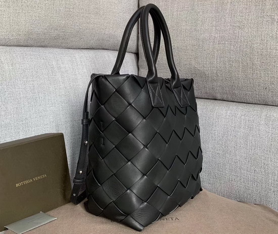 Bottega Veneta Maxi Cabat 30 in Nero Nappa Lambskin