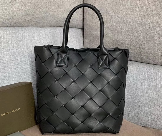 Bottega Veneta Maxi Cabat 30 in Nero Nappa Lambskin