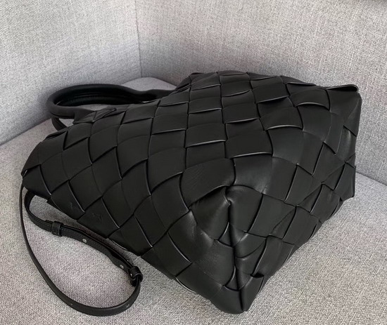 Bottega Veneta Maxi Cabat 30 in Nero Nappa Lambskin