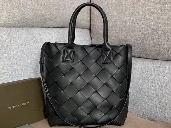 Bottega Veneta Maxi Cabat 30 in Nero Nappa Lambskin