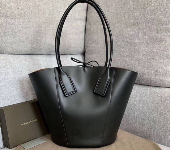 Bottega Veneta Medium Basket Tote in Nero French Calfskin