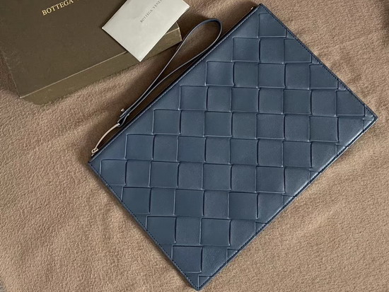 Bottega Veneta Medium Pouch in Blue Intrecciato Nappa