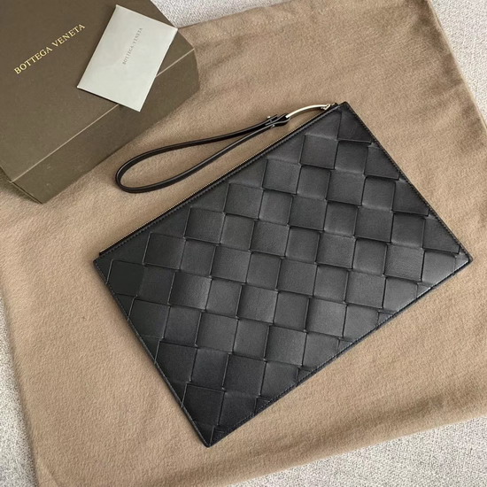 Bottega Veneta Medium Pouch in Nero Intrecciato Nappa