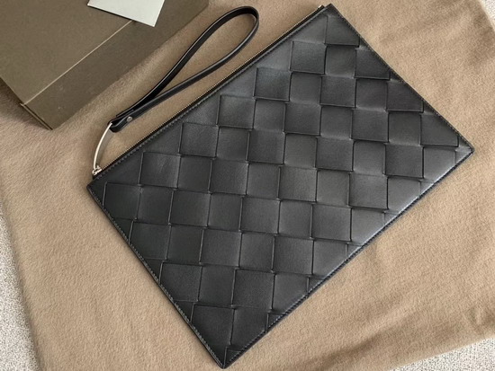 Bottega Veneta Medium Pouch in Nero Intrecciato Nappa