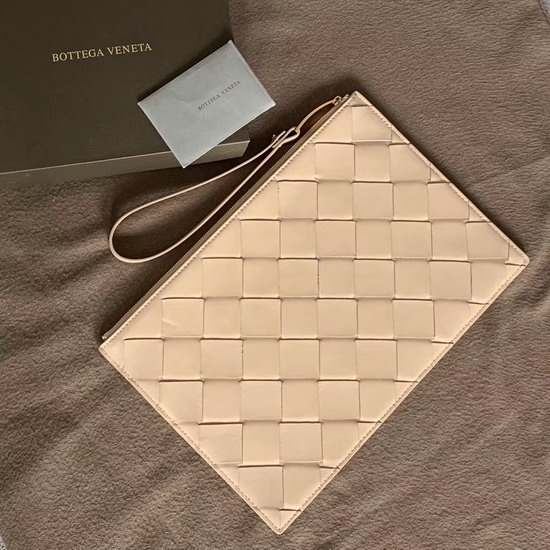 Bottega Veneta Medium Pouch in Nude Intrecciato Nappa