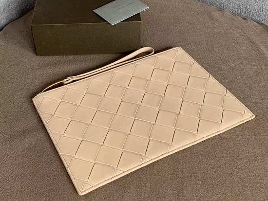 Bottega Veneta Medium Pouch in Nude Intrecciato Nappa