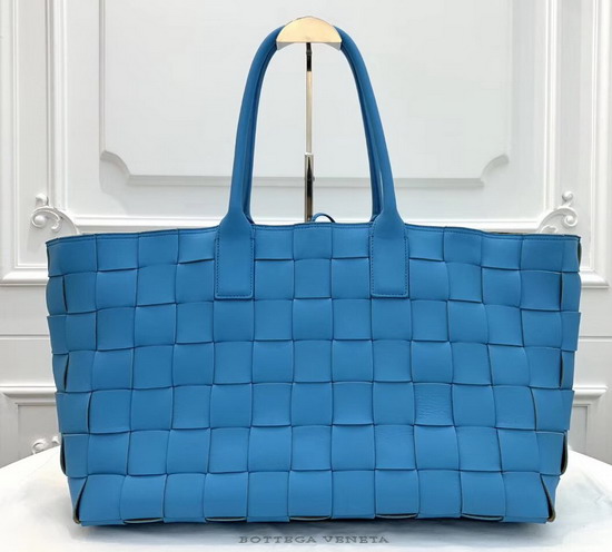 Bottega Veneta Medium Tote Bag in Light Blue Maxi Intreccio