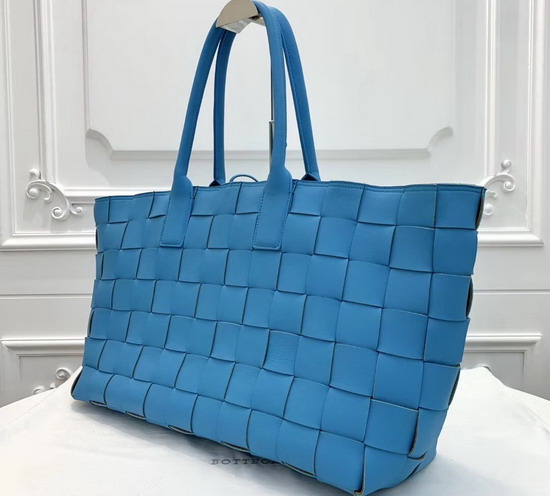 Bottega Veneta Medium Tote Bag in Light Blue Maxi Intreccio