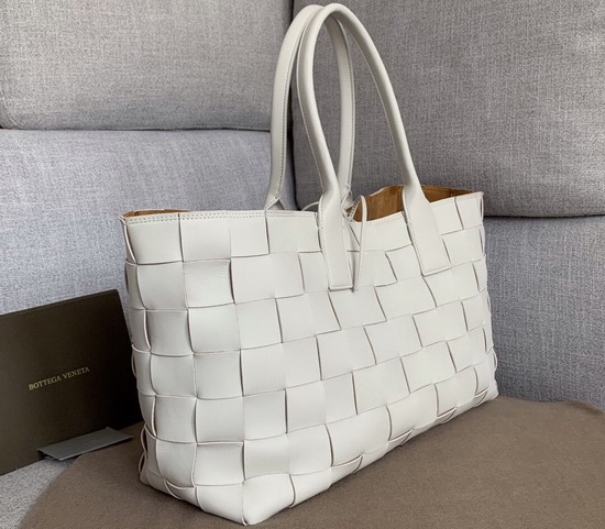 Bottega Veneta Medium Tote in Bianco Maxi Intreccio