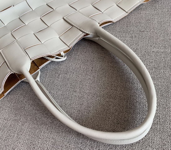 Bottega Veneta Medium Tote in Bianco Maxi Intreccio