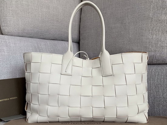 Bottega Veneta Medium Tote in Bianco Maxi Intreccio