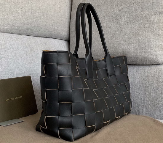 Bottega Veneta Medium Tote in Nero Maxi Intreccio