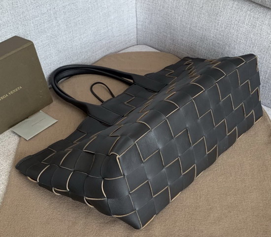 Bottega Veneta Medium Tote in Nero Maxi Intreccio