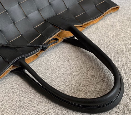 Bottega Veneta Medium Tote in Nero Maxi Intreccio