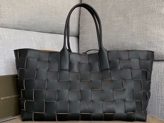 Bottega Veneta Medium Tote in Nero Maxi Intreccio