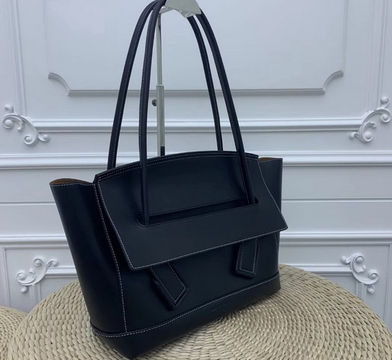 Bottega Veneta The Arco 48 Bag in French Calf Nero