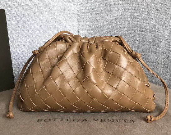 Bottega Veneta The Pouch 20 in Light Brown Maxi Woven Leather